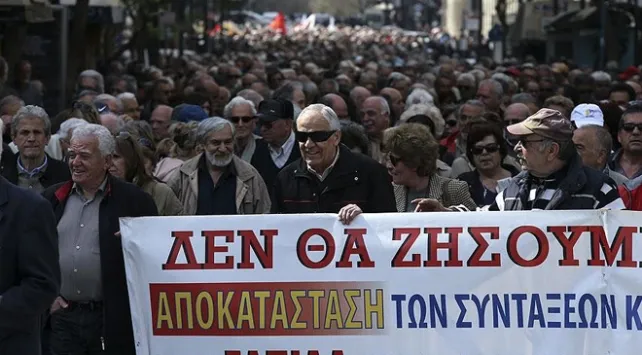 Atina’da emekliler zam talebiyle protesto düzenledi