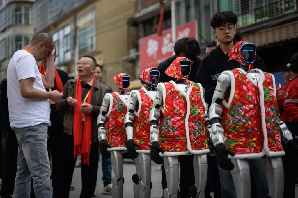Çin’de düzenlenen geleneksel etkinlikte robotlar sokağa çıktı