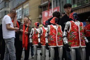 Çin’de düzenlenen geleneksel etkinlikte robotlar sokağa çıktı