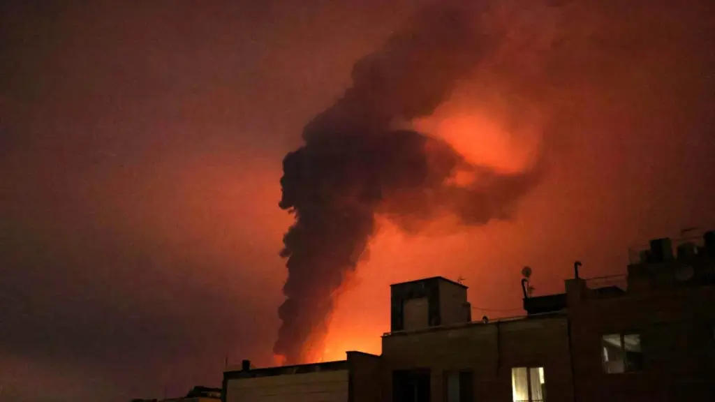 İran medyası: Tahran’da 1 ambulans ve Kum’da 2 bina hedef alındı