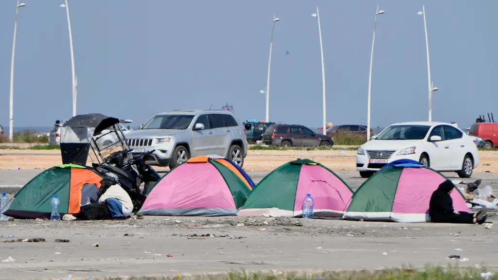 İsrail’in Beyrut’ta halkı yerlerini terk etmeye zorladığı Dahiye’den kaçan aileler, sokaklarda sabahlıyor