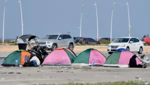 İsrail’in Beyrut’ta halkı yerlerini terk etmeye zorladığı Dahiye’den kaçan aileler, sokaklarda sabahlıyor