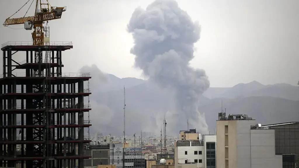 İsrail’in Tahran’a yönelik saldırı uyarısının ardından başkentte patlama sesleri duyuldu