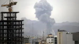 İsrail’in Tahran’a yönelik saldırı uyarısının ardından başkentte patlama sesleri duyuldu