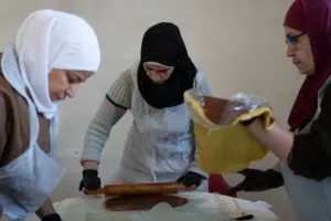 Suriye’de yaşayan Filistinli kadınlar, geleneksel ‘bayram kurabiyesi’ hazırlıyor