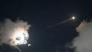 Suudi Arabistan’da Petrol Sahası ve Hava Üssüne Yönelik Saldırılar Engellendi