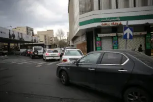 Tahran’da benzin kuyruğu oluştu