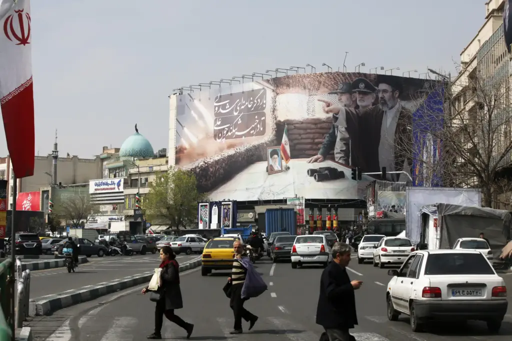 Tahran’da İran’ın yeni dini lideri olan Mücteba Hamaney’in afişi asıldı