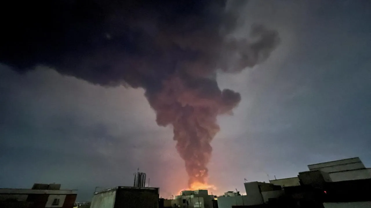 Tahran’da Petrol Depoları Alevler İçinde