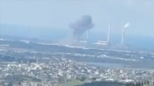 İran misillemesinin ardından İsrail’in Rabin Elektrik Santrali çevresinden dumanlar yükseldi